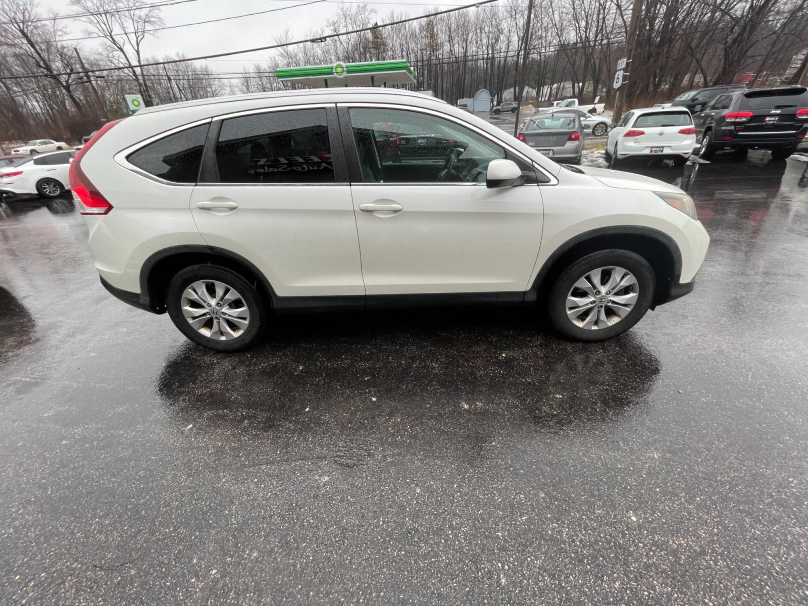 2013 White /Black Honda CR-V EX-L 4WD 5-Speed AT (5J6RM4H71DL) with an 2.4L I4 DOHC 16V engine, 5-Speed Automatic transmission, located at 11115 Chardon Rd. , Chardon, OH, 44024, (440) 214-9705, 41.580246, -81.241943 - This 2013 Honda CR-V EX-L AWD boasts a reliable 2.4L engine paired with a 5-speed automatic transmission, catering to drivers seeking both efficiency and all-wheel-drive capability. Its single-owner status may reassure potential buyers about its maintenance history. Luxurious features such as a leat - Photo #5